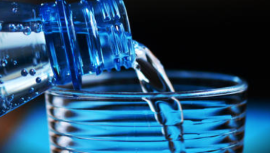 15元一瓶的矿泉水，“刺”痛了多少人？