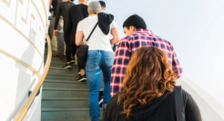 茶颜悦色排5小时长队：这个圈子有黑幕