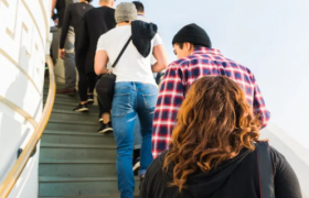 茶颜悦色排5小时长队：这个圈子有黑幕