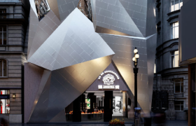 茶颜悦色南京排队9小时，武汉1800万赛博朋克奶茶店没人理？走黑暗风，最贵奶茶128！这设计，你买单吗？