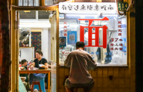 街头熟悉的小店，被小红书“翻新”了