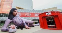 上海惊现7米“诡异人偶”，又丑又辣眼！引百万粉丝来打卡！品牌方：这是怪诞美学！