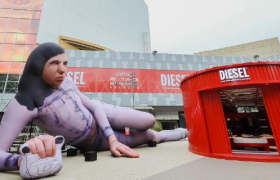 上海惊现7米“诡异人偶”，又丑又辣眼！引百万粉丝来打卡！品牌方：这是怪诞美学！