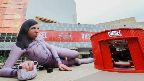 上海惊现7米“诡异人偶”，又丑又辣眼！引百万粉丝来打卡！品牌方：这是怪诞美学！