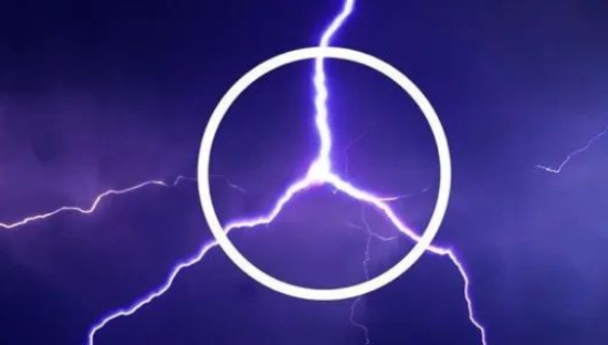 奔驰被自己的文案怼了~