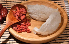 辛巴送刘畊宏老铁上热搜背后：为啥主播都“爱”假燕窝？