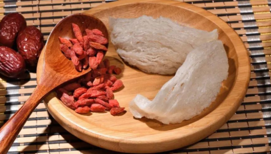 辛巴送刘畊宏老铁上热搜背后：为啥主播都“爱”假燕窝？