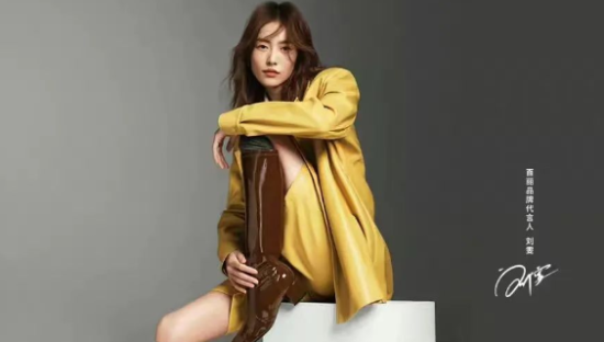 刘雯代言“昔日鞋王”，网友沸腾了