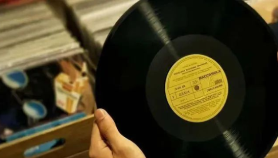 谁掀起了黑胶复兴潮？