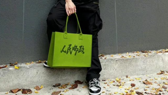 中国邮政卖包包了，设计好亮好绿！