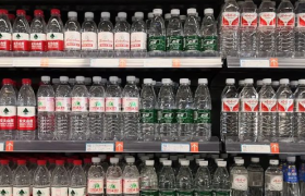 高端水撞到故事天花板