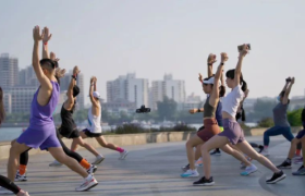 收割蜜桃臀、围猎中产男，lululemon赚翻了