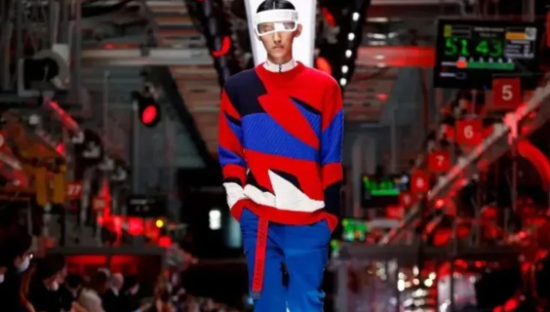 法拉利卖风衣，保时捷卖菜刀，意欲何为？