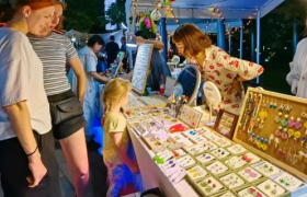 辞职摆摊的年轻人：有人月赚6万，有人倒亏几千