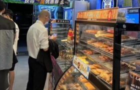 这届年轻人，饭团和爱情都在便利店里