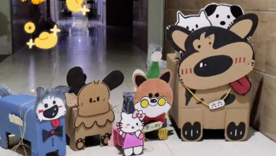 大学生的“纸盒宠物”火了！4.2w人收藏，200w人点赞“走廊走秀”。封校大学生憋“疯了”