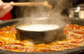 中国火锅出海，同锅不同命