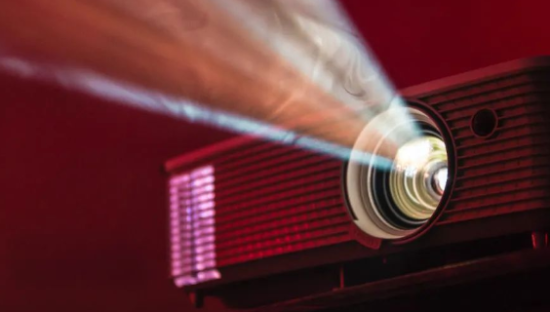 花3000块钱买的投影仪，落灰了