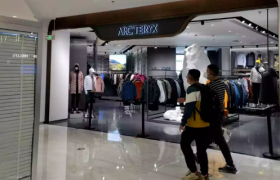 爆火的“中年三宝”，收割中产钱包？