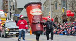 中国市场教加拿大瑞幸做人