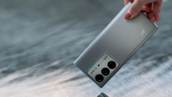 吴京的“苹果手机”，后续好意外……