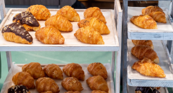 又一网红烘焙品牌翻车！拖欠货款、门店关闭，董事长股权被冻结