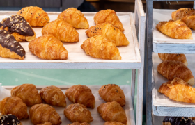 又一网红烘焙品牌翻车！拖欠货款、门店关闭，董事长股权被冻结