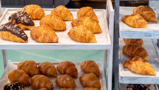 又一网红烘焙品牌翻车！拖欠货款、门店关闭，董事长股权被冻结