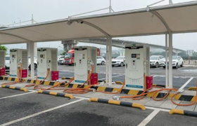 新能源车主困在充电桩上