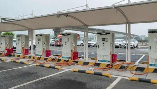 新能源车主困在充电桩上