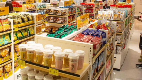 一条街开5家零食集合店，年轻人不够用了