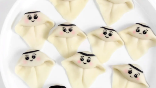 头顶一块布，全球我最富！卡塔尔“饺子皮王子”火了，中国网民集体坐不住：谁还没有个饺子皮！