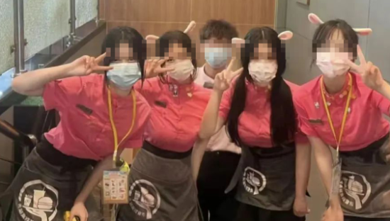麦当劳“绝杀”肯德基，靠粉红小姐姐？统一制服黑丝，年轻有活力！网友：别了星期四……