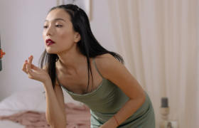 性感热舞玩“擦边”，秀场直播鼻祖花椒要上市了！