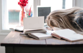 普通人的失眠，资本家的美梦