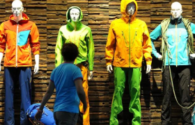 抛下羽绒服的年轻人，瞄上冲锋衣