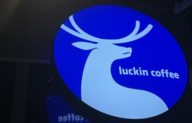 前有星巴克，后有库迪，瑞幸正在进退两难？