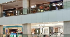 元气大伤的购物中心，靠“变态”找机会