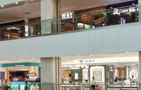 元气大伤的购物中心，靠“变态”找机会