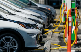 新能源车暂时供过于求，充电桩还有机会吗？