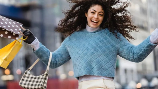 最会省钱的年轻人，在临期商店“赶集式扫货”