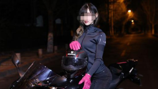 抖音千万级“机车女神”，官宣50岁男友后翻车了