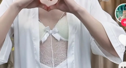 男模特带货女性内衣，擦边球还是无奈之举？