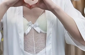 男模特带货女性内衣，擦边球还是无奈之举？