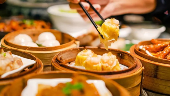 舌尖上的县城：8元麻辣烫，8年没涨价