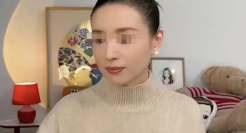 “激吻门”10年后，她靠一场直播翻红了