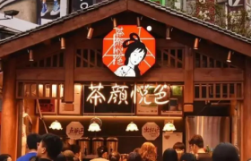 “罚站式”取餐惹众怒，又一网红品牌翻车，到底是被谁惯坏了？