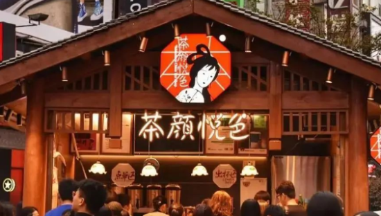 “罚站式”取餐惹众怒，又一网红品牌翻车，到底是被谁惯坏了？