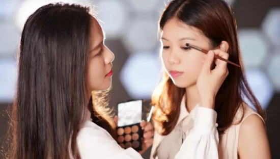 情人节“吹”不去美妆行业的寒意