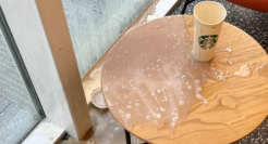 老乡鸡打翻了一杯星巴克，我感觉是故意的